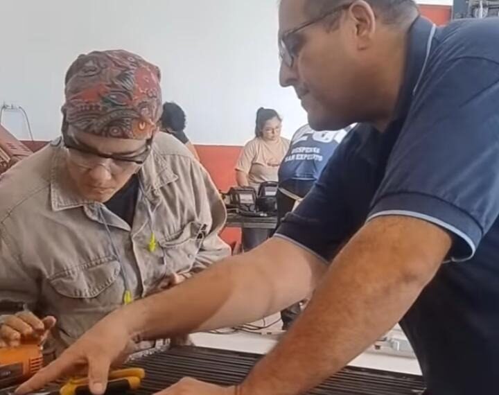 Tras perder su empleo, Belén encontró en la UNSE un oficio para reinventarse