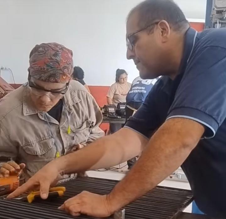 Tras perder su empleo, Belén encontró en la UNSE un oficio para reinventarse