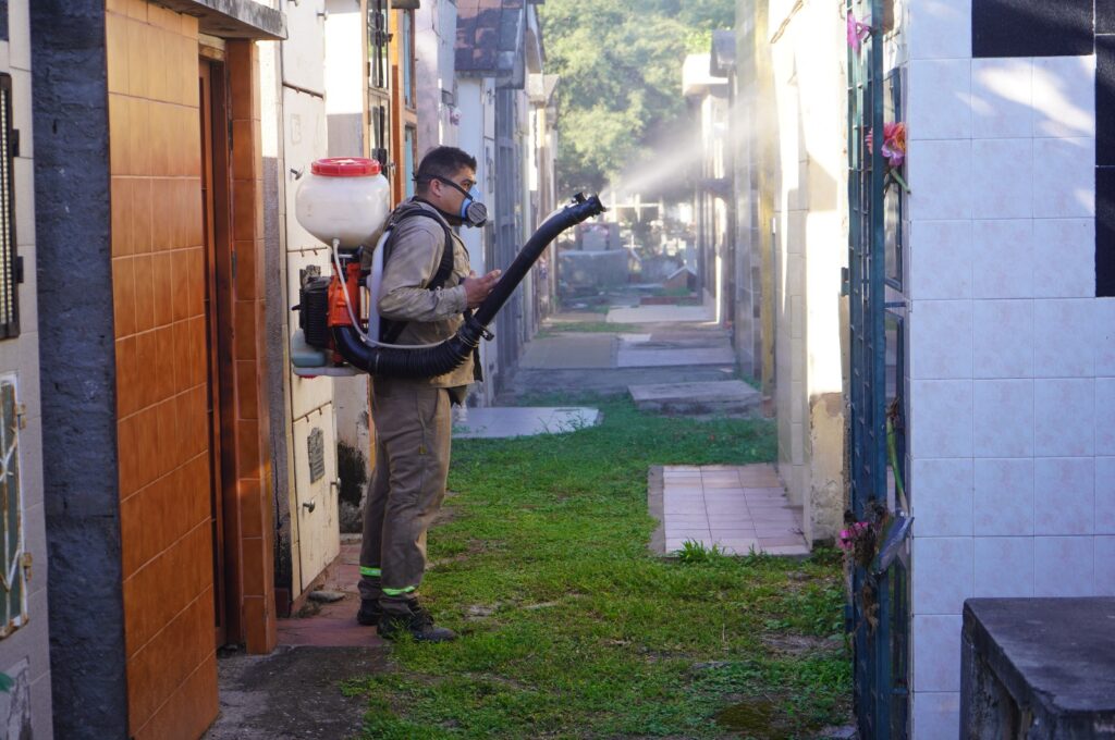Fumigación y desmalezamiento en el Cementerio La Misericordia