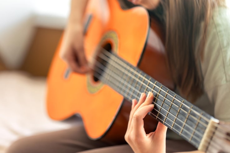 El municipio bandeño auspicia talleres de violín y guitarra para niños y niñas
