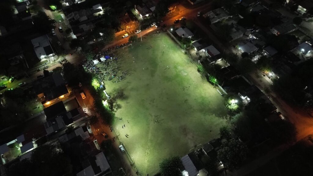 El nuevo sistema lumínico de la cancha del Club 17 de Octubre de La Banda fue habilitado El nuevo sistema lumínico de la cancha del Club 17 de Octubre de La Banda fue habilitado