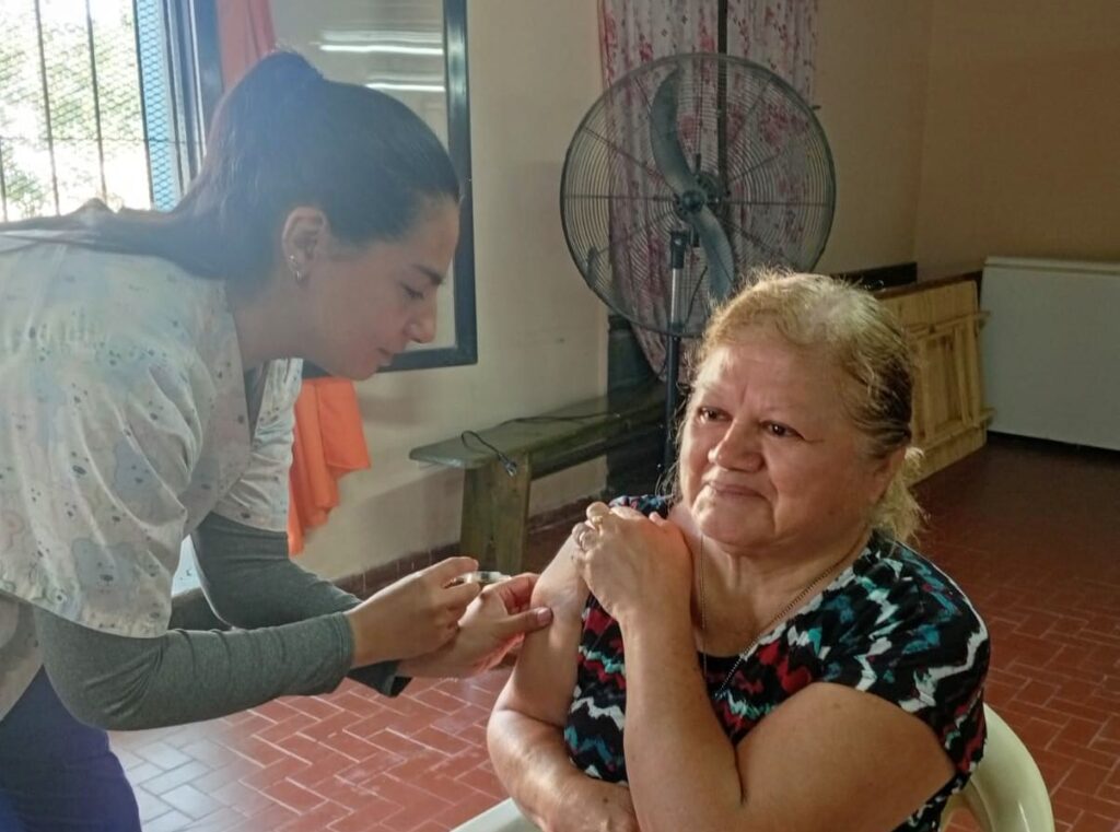 Integrantes del Centro de Jubilados del barrio Misky Mayu recibieron vacunas antigripales
