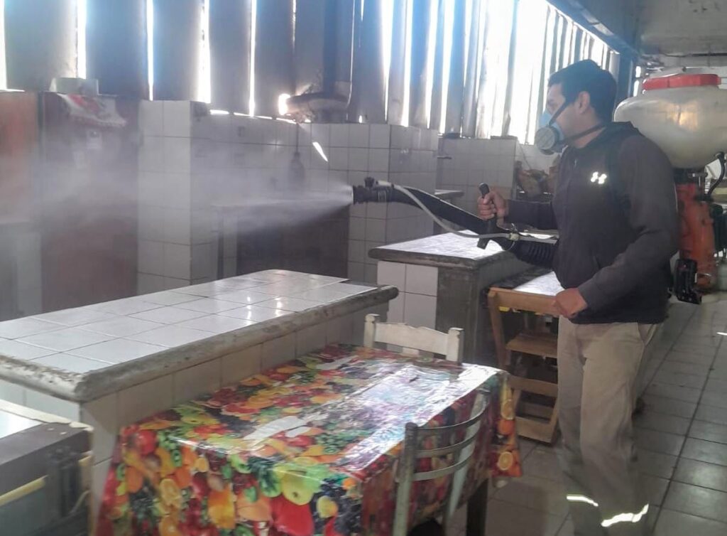 Operativo de fumigación en el Mercado Unión de La Banda Operativo de fumigación en el Mercado Unión de La Banda