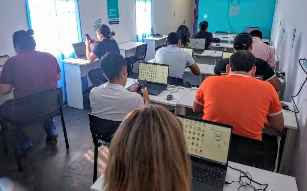 Taller de iniciación en la computación destinado a adultos Taller de iniciación en la computación destinado a adultos