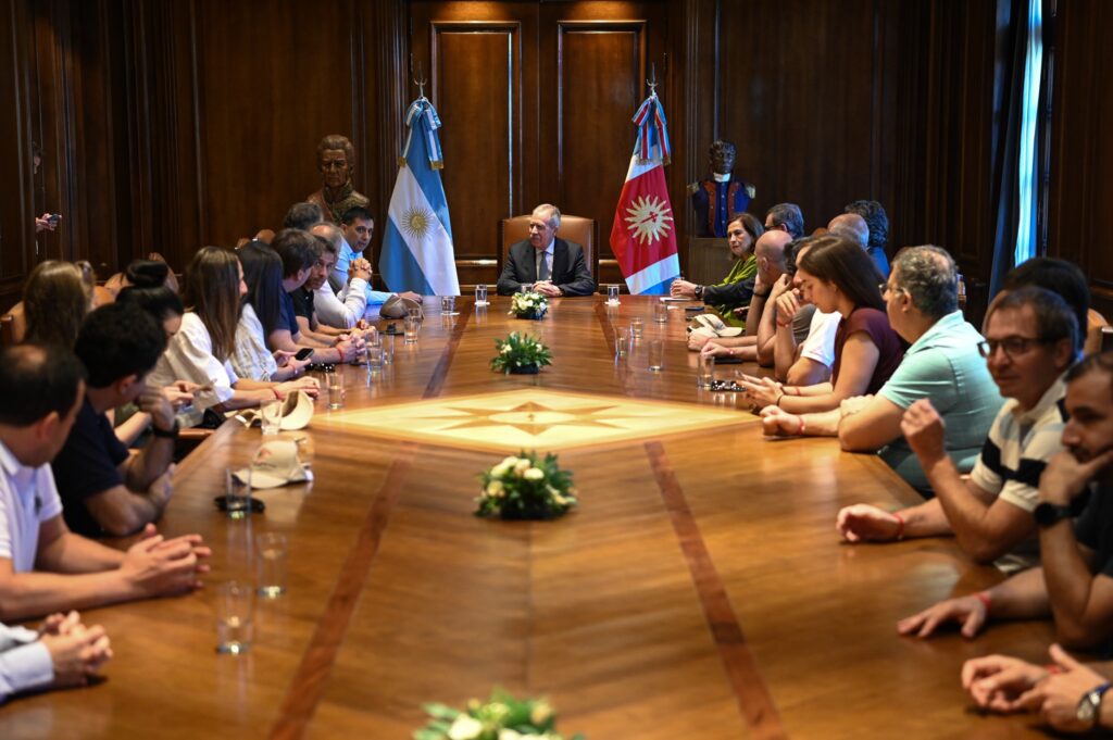 El gobernador recibió a los más prestigiosos cirujanos de la Argentina en Casa de Gobierno