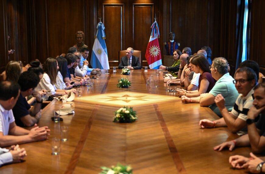 El gobernador recibió a los más prestigiosos cirujanos de la Argentina en Casa de Gobierno