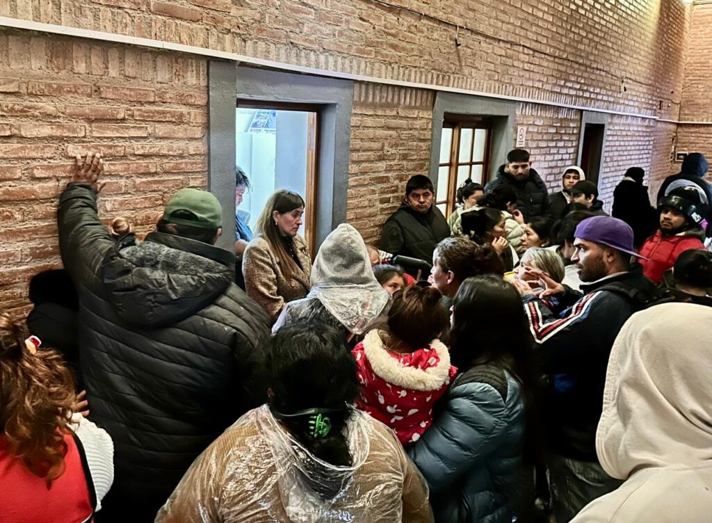 Familias afectadas por las inundaciones son asistidas por el municipio bandeño