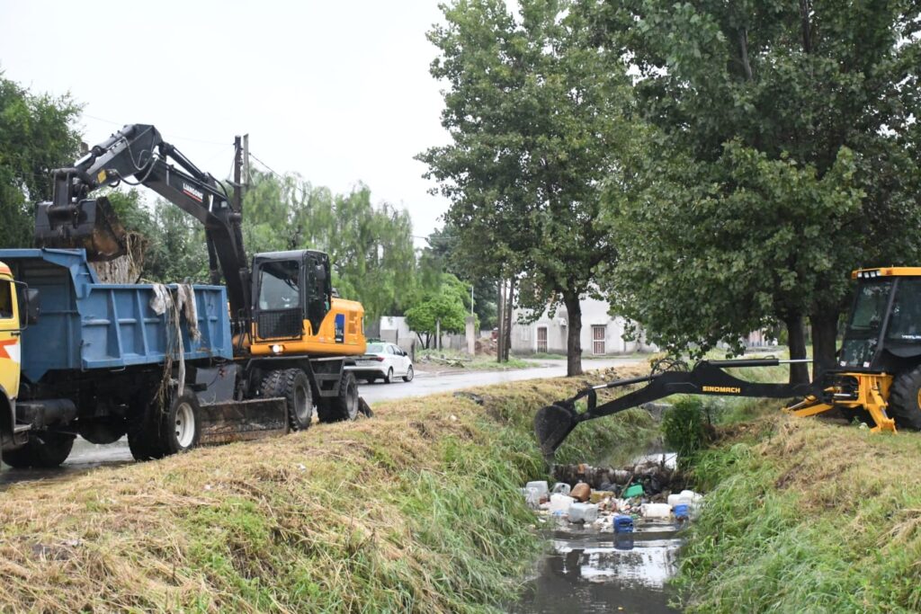 Retiran residuos arrojados en los canales pluviales de las Av. Aguirre y Del Trabajo