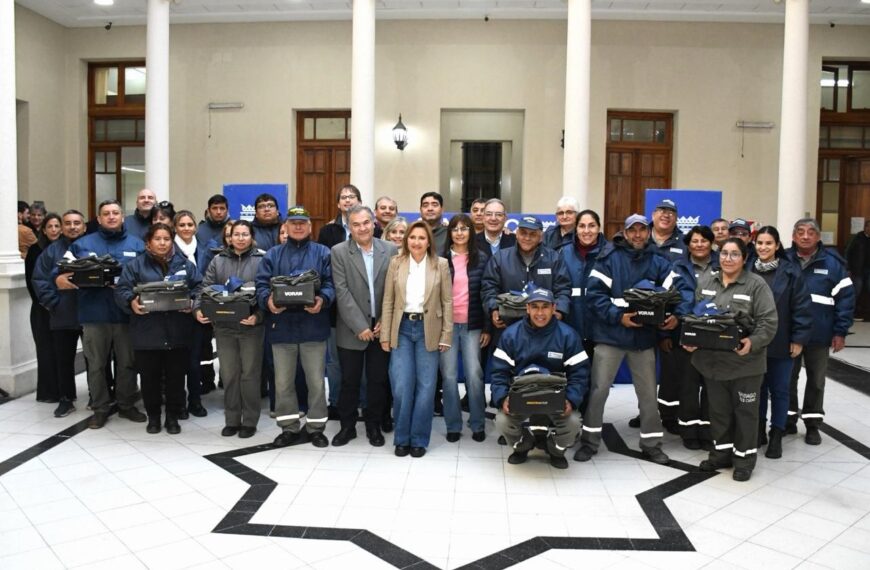 Fuentes entregó al personal de Parques y Paseos cerca de 500 uniformes de trabajo