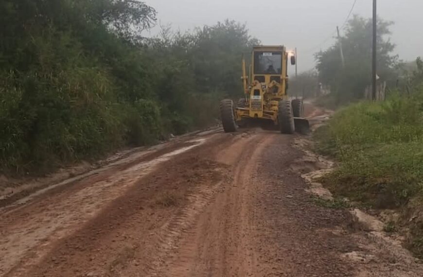 Trabajan para mejorar caminos vecinales cercanos a Las Termas