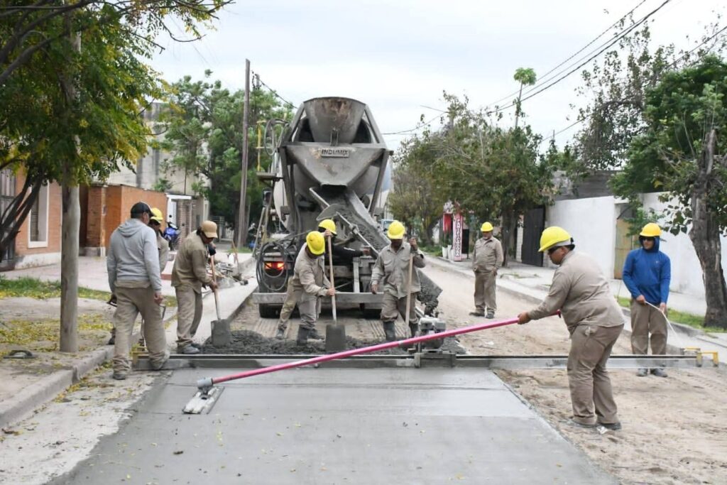 Realizan obras de pavimento en el barrio Primera Junta