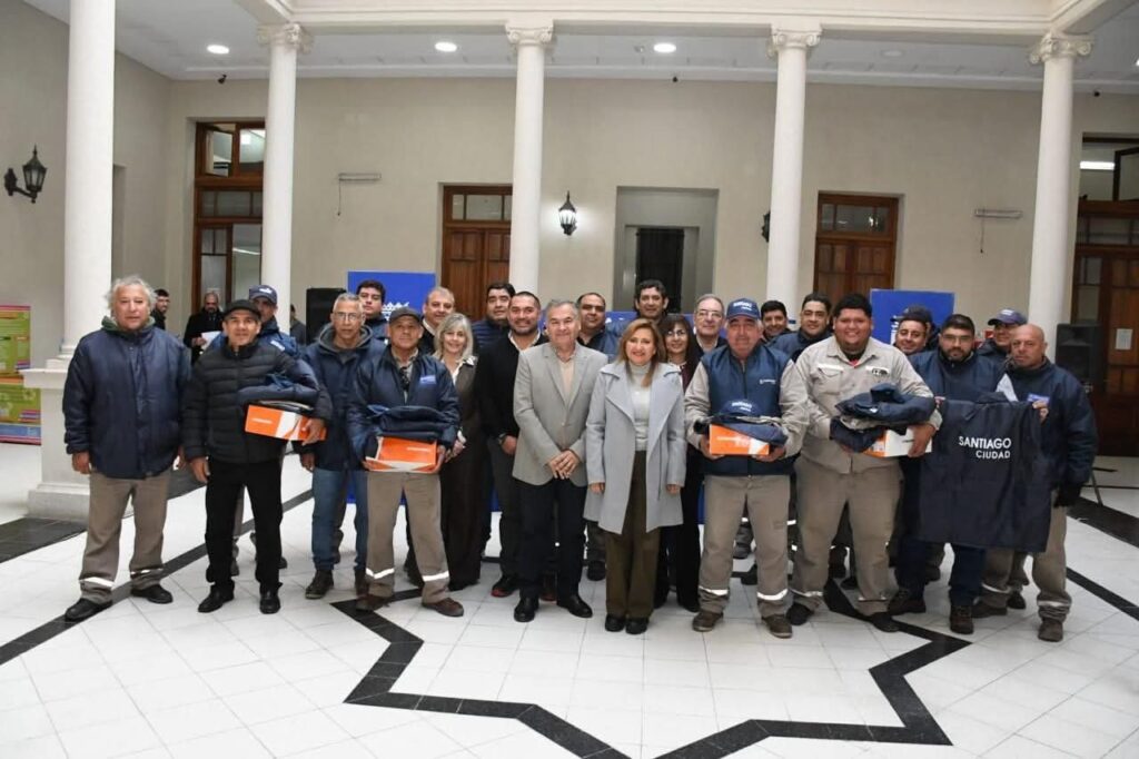 Fuentes entregó uniformes de trabajo al personal de la Dirección de Electricidad