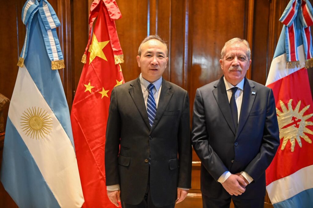 El gobernador Elías Suárez recibió al Embajador de la República Popular China, Wang Wei El gobernador Elías Suárez recibió al Embajador de la República Popular China, Wang Wei