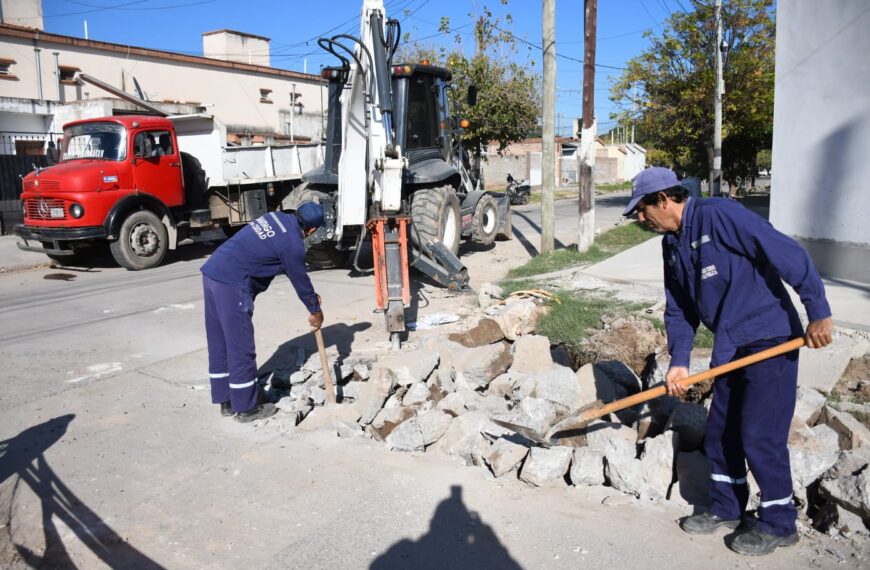 Trabajan en el mantenimiento de calles de los barrios Borges, Siglo XX, Don Bosco y América del Sur