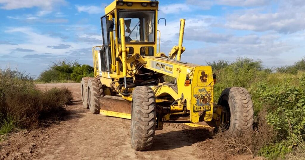 Trabajan para mejorar caminos rurales cercanos a Pinto