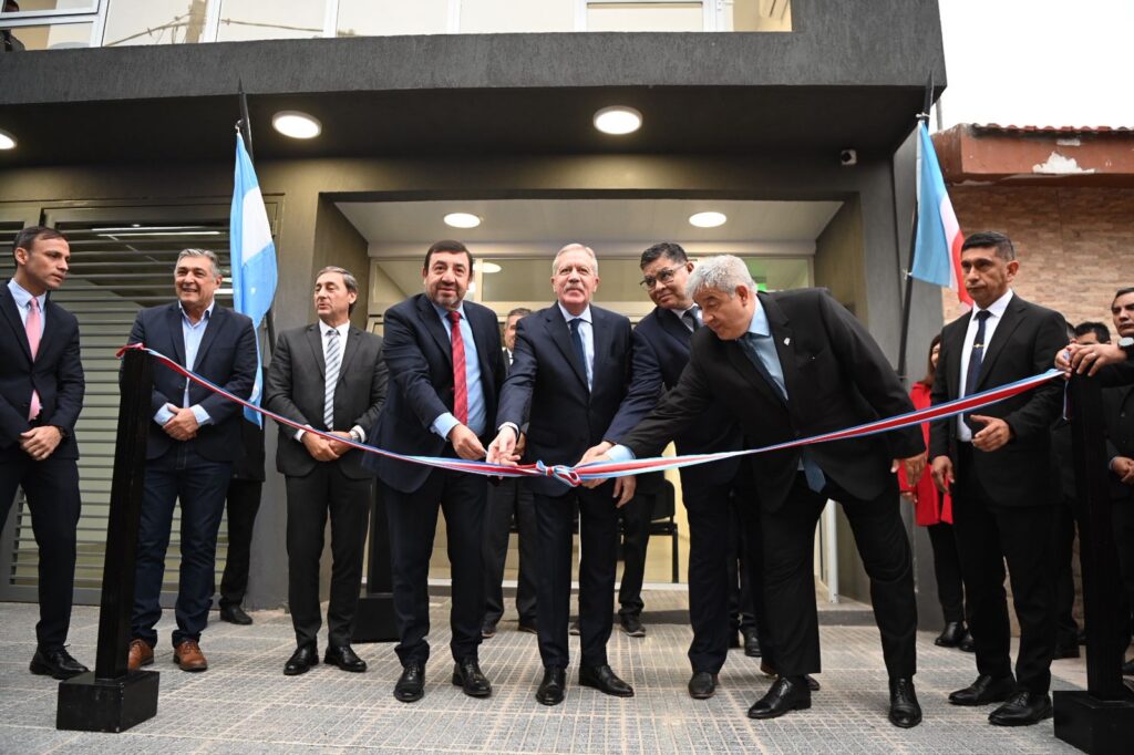 El gobernador Elías Suárez inauguró el moderno edificio de la Comisaría N°13 en La Banda El gobernador Elías Suárez inauguró el moderno edificio de la Comisaría N°13 en La Banda