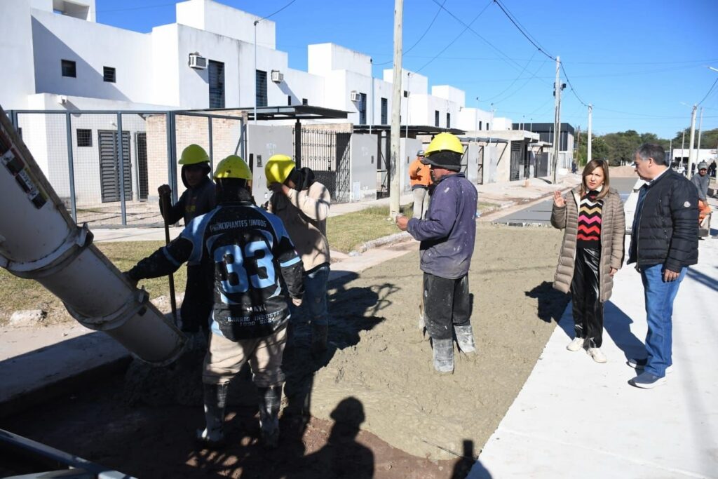 Avanza la pavimentación de  23 cuadras en el barrio La Costa