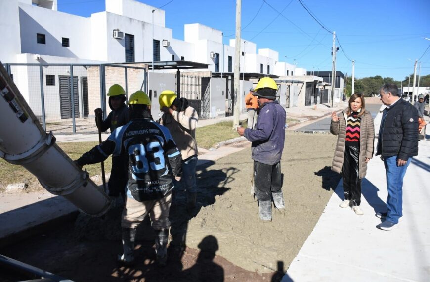 Avanza la pavimentación de  23 cuadras en el barrio La Costa