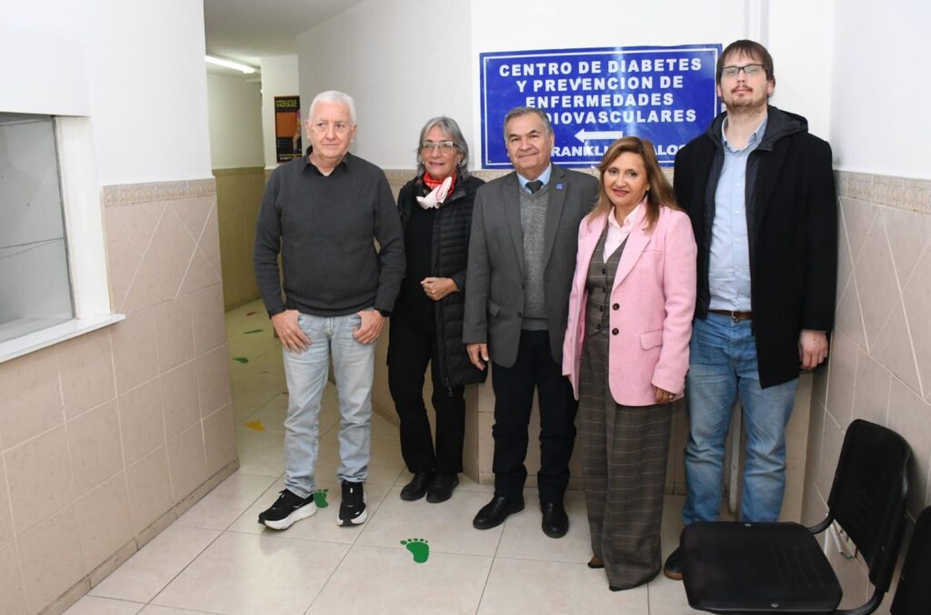 Fuentes recorrió un centro médico especializado en diabetes que atiende al personal municipal