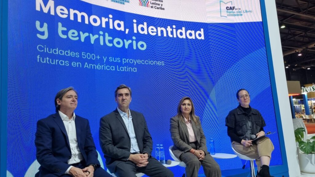 Fuentes disertó en la Feria del Libro sobre ciudades del Quinto Centenario