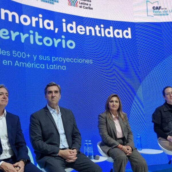 Fuentes disertó en la Feria del Libro sobre ciudades del Quinto Centenario
