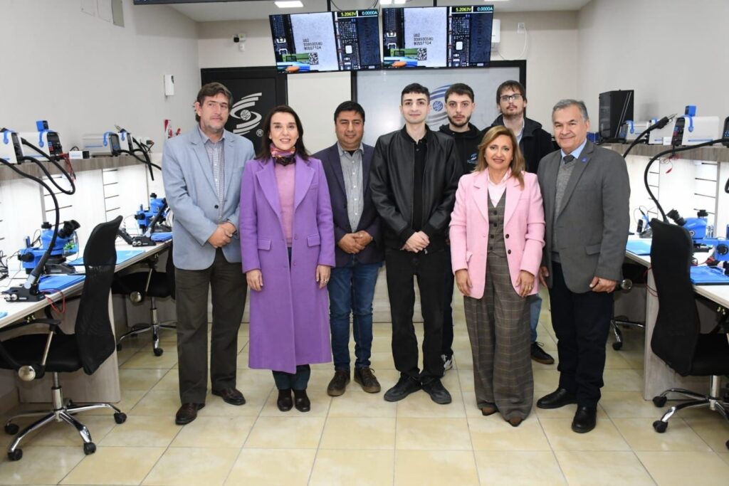 Autoridades visitaron un nuevo espacio de formación laboral en tecnología