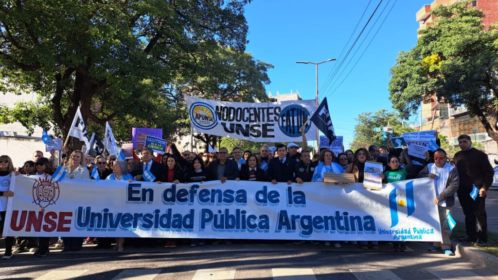 Una multitudinaria marcha en defensa de la educación pública recorrió las calles de Santiago Una multitudinaria marcha en defensa de la educación pública recorrió las calles de Santiago