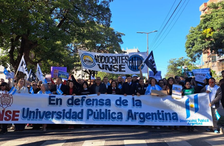Una multitudinaria marcha en defensa de la educación pública recorrió las calles de Santiago