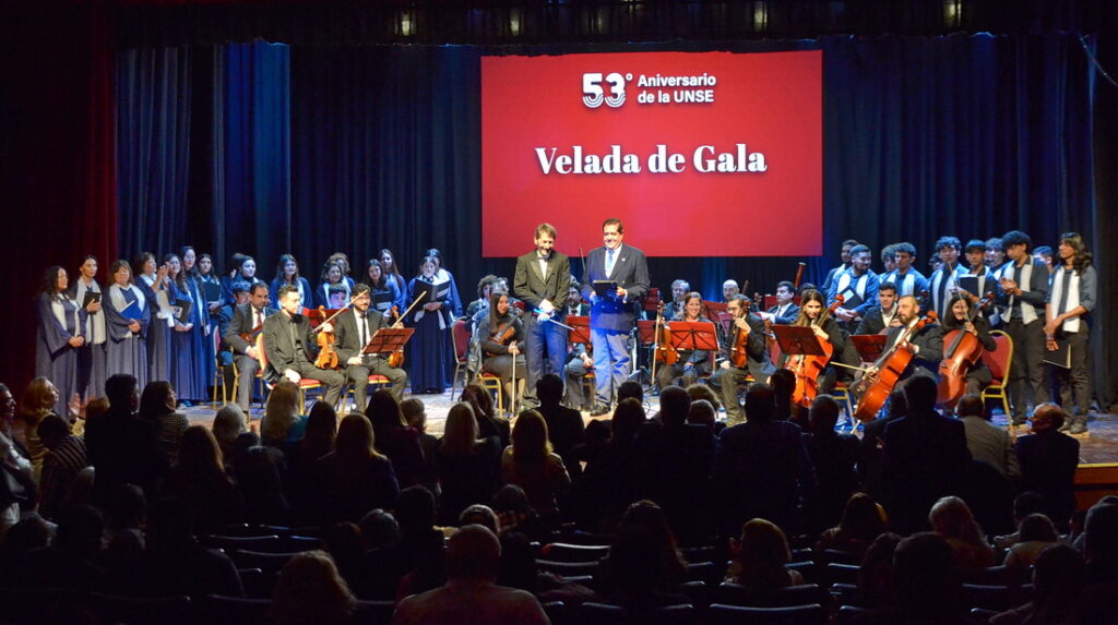 Emotiva velada artística de la Orquesta Establede la UNSE y el Coro de la UCSE en el Paraninfo