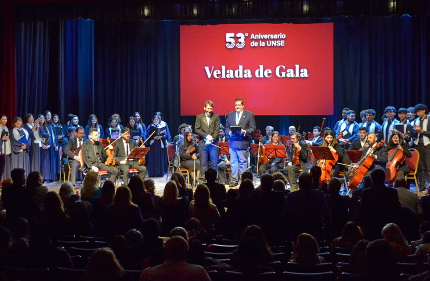 Emotiva velada artística de la Orquesta Establede la UNSE y el Coro de la UCSE en el Paraninfo