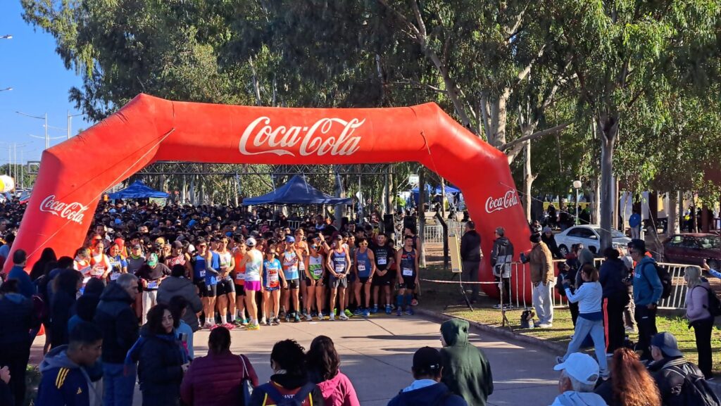 Gran marco de la Maratón Aniversario de la UNSE en una jornada de deporte y encuentro
