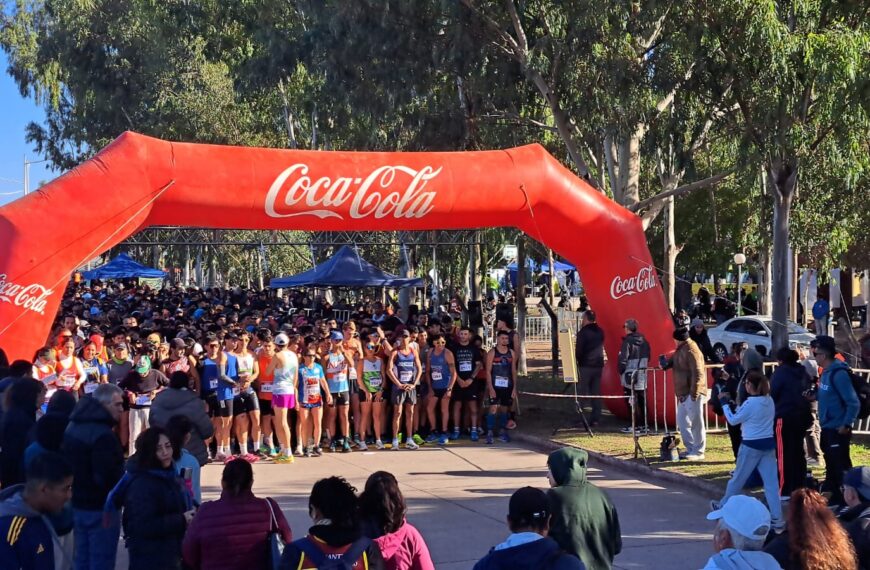 Gran marco de la Maratón Aniversario de la UNSE en una jornada de deporte y encuentro