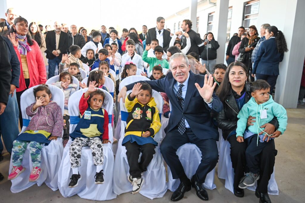 El gobernador inauguró obras en la Escuela N° 490 y en el Jardín de Infantes Anexo de Puesto de Suárez