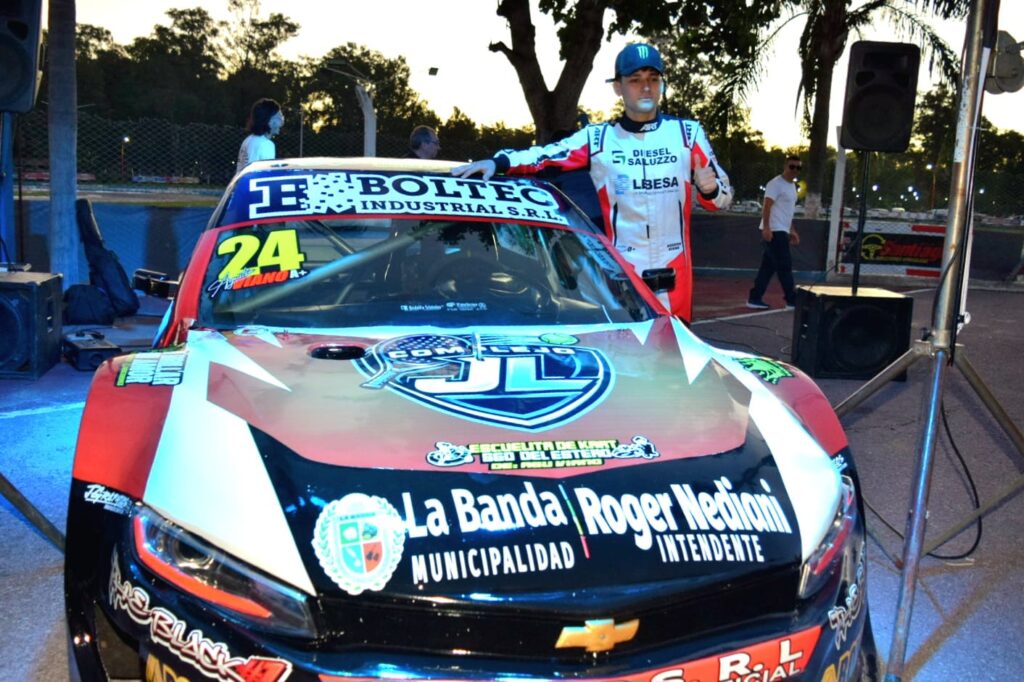 Piloto bandeño avanza en su carrera automovilística