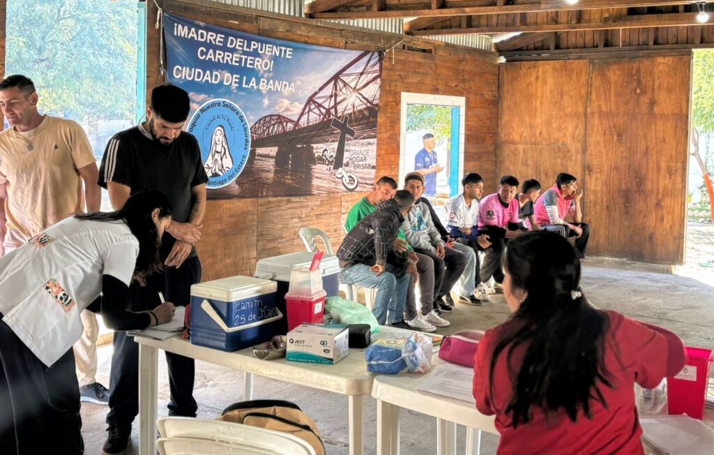 El municipio bandeño brindó asistencia sanitaria en el “Hogar de Cristo: Madre del Puente Carretero” 