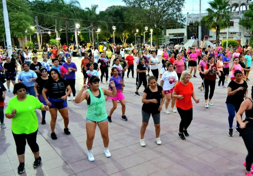 La municipalidad acompaña una Master Class de aerobox en la Plaza Belgrano