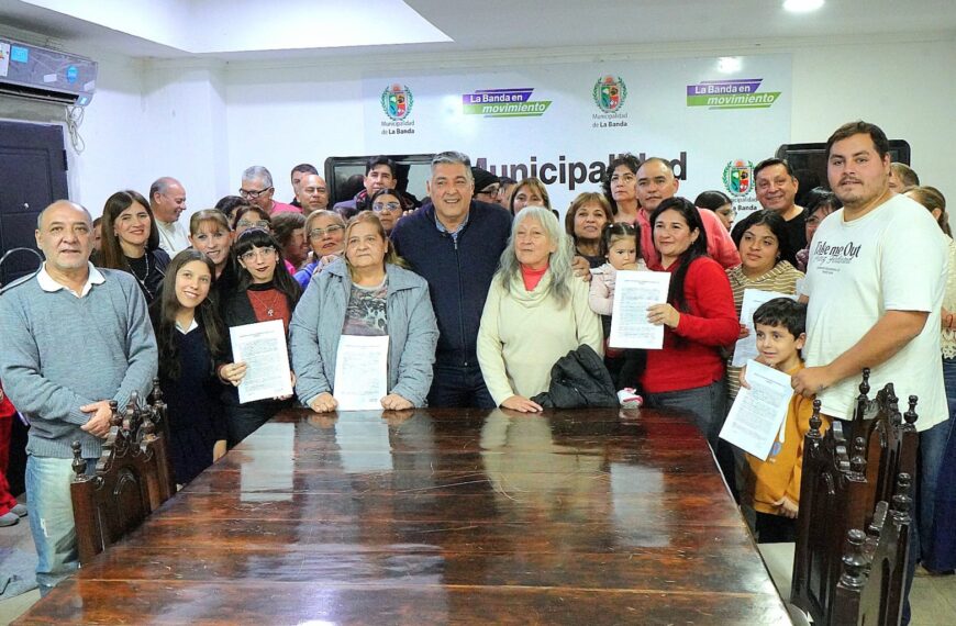 Firm y entrega de contratos de locación a trabajadores del Mercado Unión