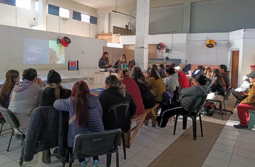 Personal de Nutrición Comunitaria fue capacitado sobre la manipulación de alimentos