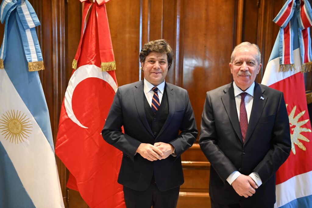 El gobernador recibió al embajador de la República de Turquía en una visita protocolar en Casa de Gobierno El gobernador recibió al embajador de la República de Turquía en una visita protocolar en Casa de Gobierno