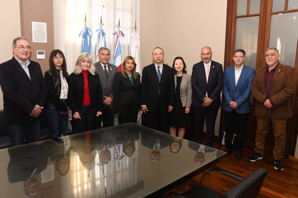 Fuentes recibió en el salón de acuerdos al Embajador de la República Popular China Fuentes recibió en el salón de acuerdos al Embajador de la República Popular China