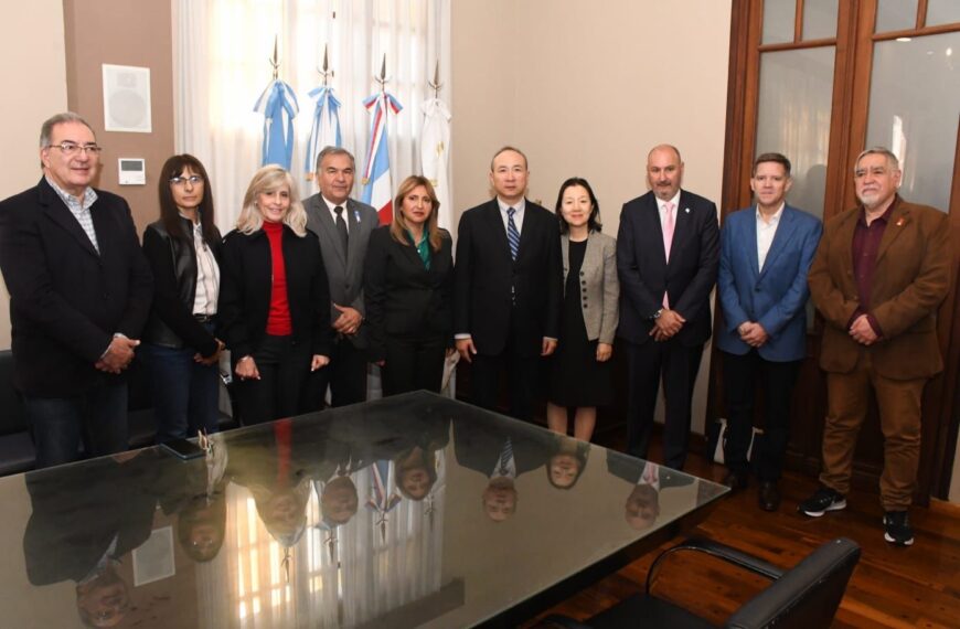 Fuentes recibió en el salón de acuerdos al Embajador de la República Popular China