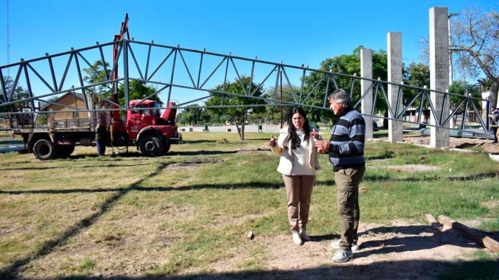 Fernández: Inició la colocación del techo al nuevo espacio multiuso que se construye en el Paseo Capital del Agro Fernández: Inició la colocación del techo al nuevo espacio multiuso que se construye en el Paseo Capital del Agro
