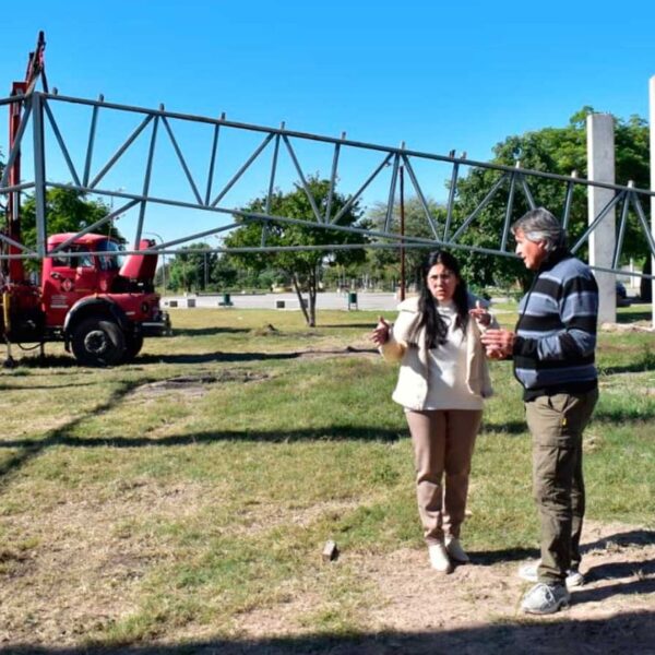 Fernández: Inició la colocación del techo  al nuevo espacio multiuso que se construye en el Paseo Capital del Agro