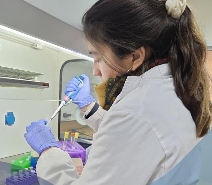 Una biotecnóloga formada en la UNSE trabaja en la clonación de caballos de polo