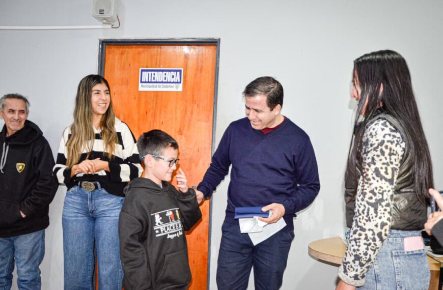 El intendente Daniel Ruiz realizó la entrega gratuita de anteojos de receta a vecinos de Clodomira