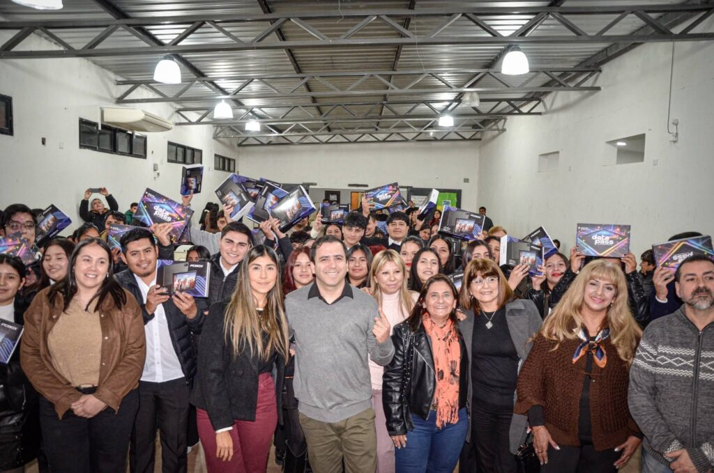 Entregan tablets a estudiantes del Cens N° 5 de Clodomira y equipamiento a los jardines municipales Entregan tablets a estudiantes del Cens N° 5 de Clodomira y equipamiento a los jardines municipales