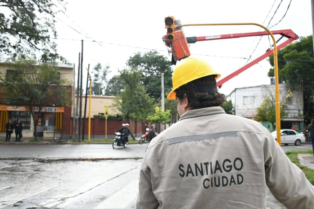 Instalan nuevos semáforos sobre la avenida Belgrano en el barrio Huaico Hondo Instalan nuevos semáforos sobre la avenida Belgrano en el barrio Huaico Hondo