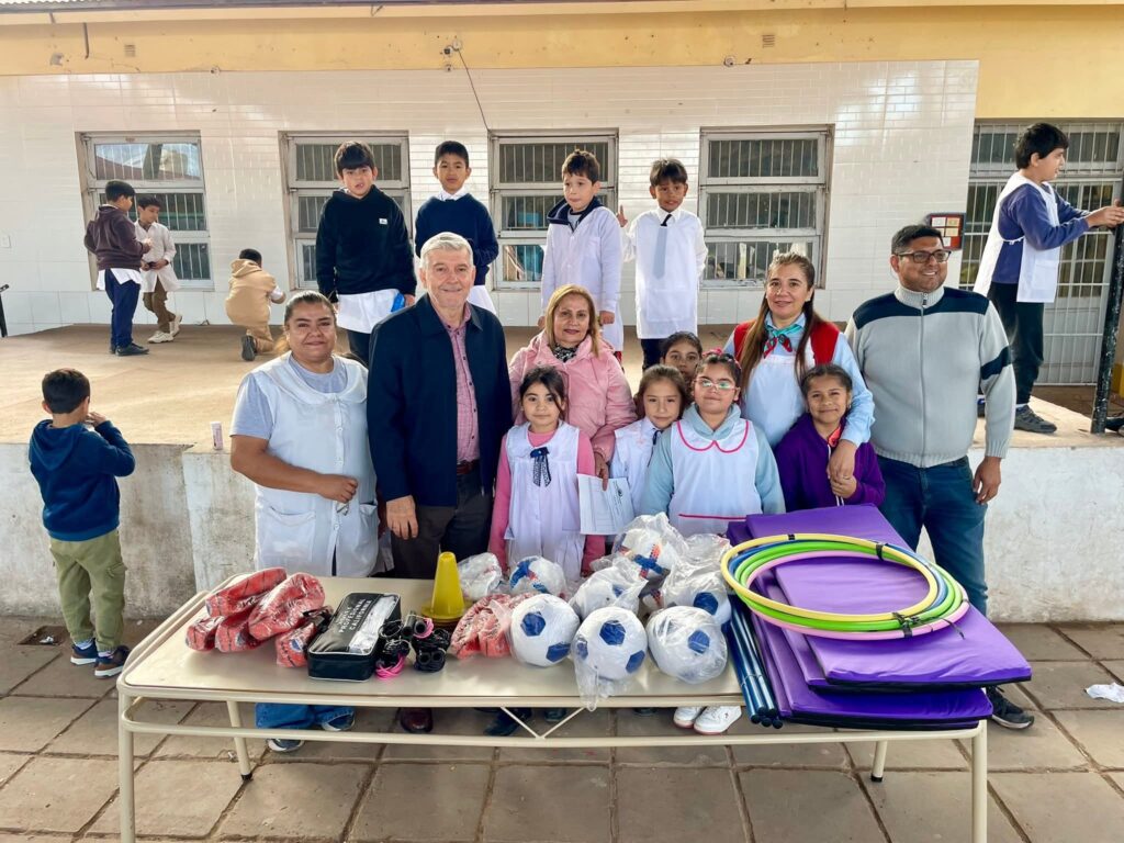 Nueva Esperanza: Entregan materiales deportivos y educativos a la Escuela Nº 418 “José Raúl Villagrán”