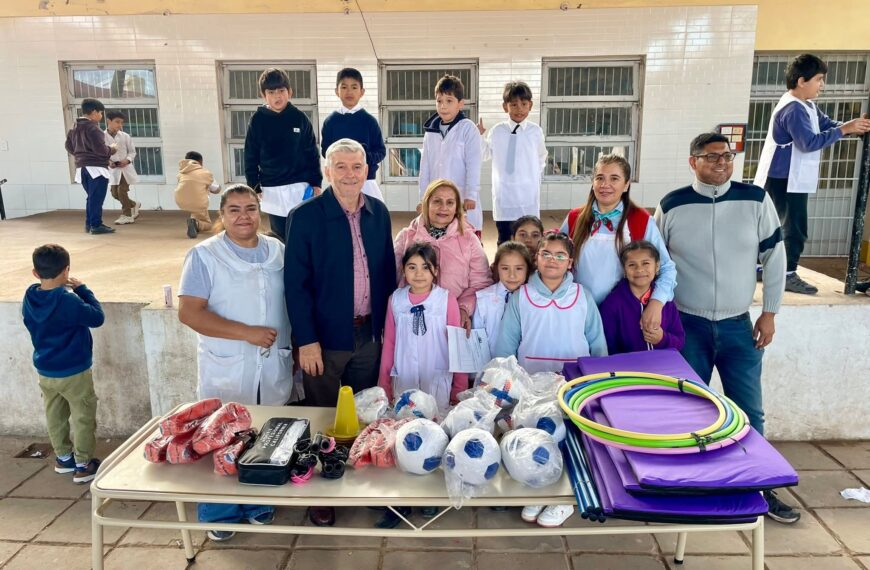 Nueva Esperanza: Entregan materiales deportivos y educativos a la Escuela Nº 418 “José Raúl Villagrán”