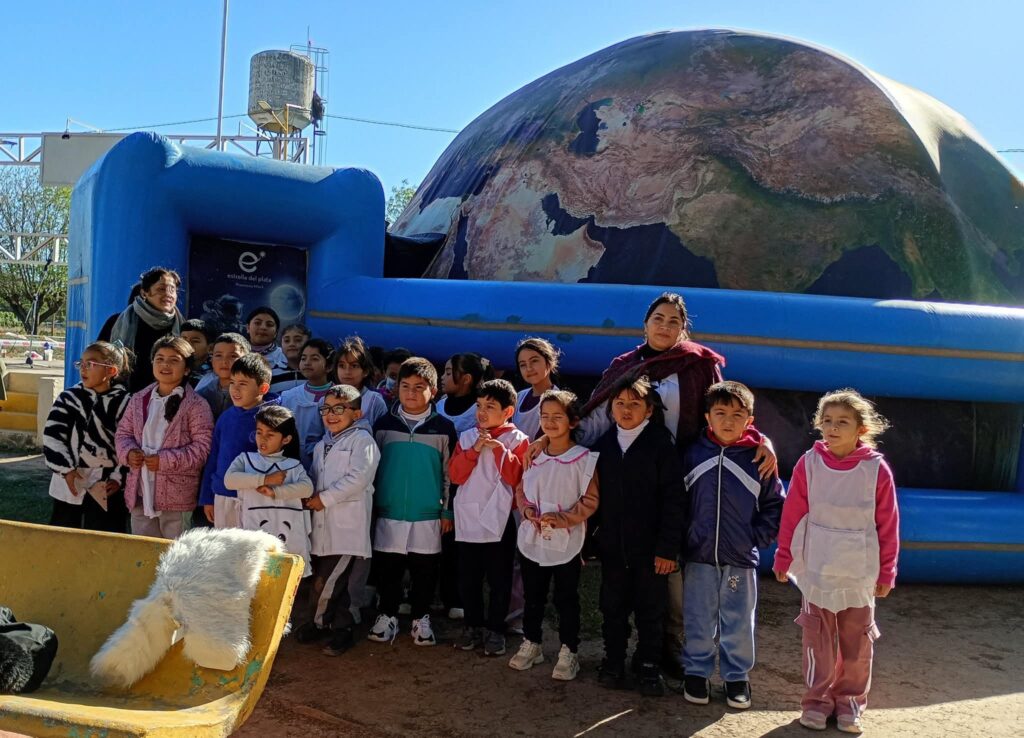 El Planetario Móvil brindó una jornada de aprendizaje y diversión en El Quemado El Planetario Móvil brindó una jornada de aprendizaje y diversión en El Quemado